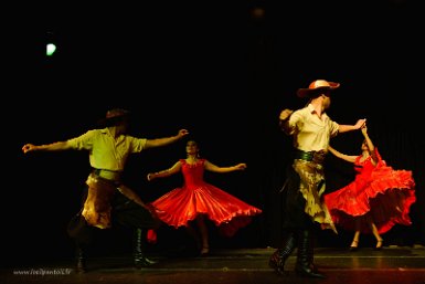 F2016___09217 Sucre, Espacio Cultural Origenes, Estampa Chaqueña, danse populaire et énergique du Chaco.