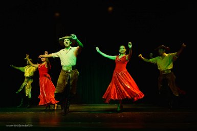F2016___09227 Sucre, Espacio Cultural Origenes, Estampa Chaqueña, danse populaire et énergique du Chaco.