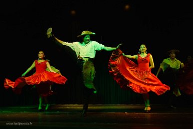 F2016___09230 Sucre, Espacio Cultural Origenes, Estampa Chaqueña, danse populaire et énergique du Chaco.