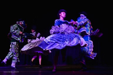 F2016___09322 Sucre, Espacio Cultural Origenes, chutas, danse burlesque originaire de la Paz où l'on moque l'étranger blanc masqué qui emploie les indigènes.