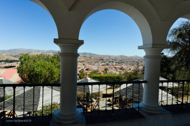 F2016___09866 Sucre, place Pedro Anzurez (conquistador fondateur de la ville de La Plata, devenue Sucre, en 1538-1540), arcades dominant la ville.