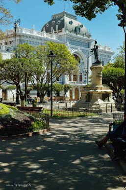 F2016___09928 Sucre, place 25 de mayo, devant la préfecture, statue de Bernardo José Monteagudo, l'un des leaders de la révolution du 25 mai 1809 et de nombreuses autres...