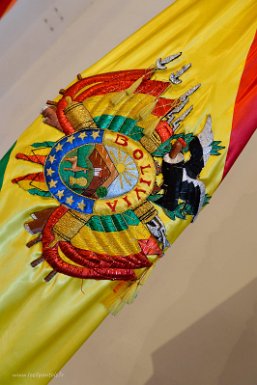 F2016___10038 Sucre, Casa de la libertad, drapeau de Bolivie avec les armes en vigueur depuis le 14 juillet 1888. On notera que ces armes comprennent 10 étoiles pour les 9...