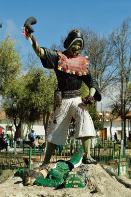 F2016___09521 Tarabuco, place centrale, statue érigée en 2010 et commémorant la bataille de Jumbate en 1816 contre les espagnols. On y voit un guerrier yampara...