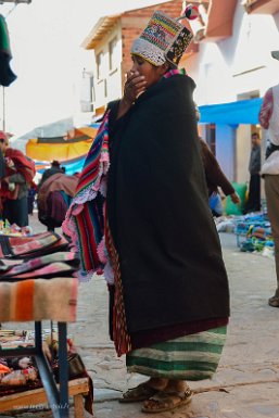 F2016___09526 Tarabuco, tenue traditionnelle avec le Joq'ullu, chapeau de laine et de perles (perles de face pour les femmes mariées et de biais pour les célibataires) et le...