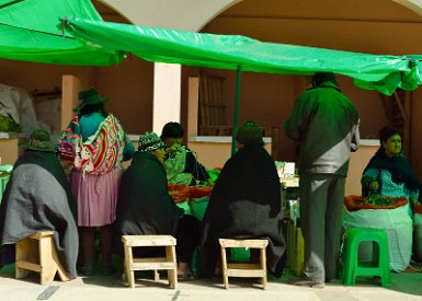 F2016___09530 Tarabuco, vente de feuilles de coca. Il y a 7-8mg de cocaïne par g de feuille, 4-5mg dans une dosette d'infusion. La dose 