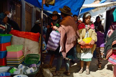 F2016___09540 Tarabuco, on vend tout dans le marché