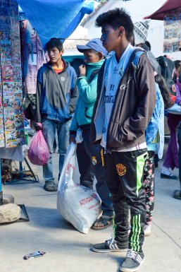 F2016___09549 Tarabuco, tenues plus contemporaines devant un marchand de dvd.