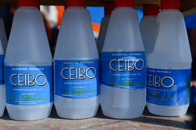 F2016___09550 A 3200m, on ne plaisante pas avec les antigels. Bouteilles de cocoroco de la marque Ceibo. Alcool de canne à sucre