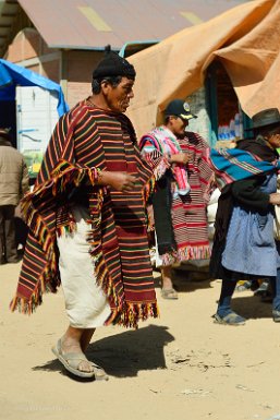 F2016___09570 Tarabuco, tenue classique Yampara avec poncho rayé et pantalon court blanc en bayeta (sorte de flanelle)