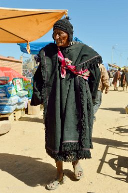 F2016___09571 Tarabuco, tenue traditionnelle à poncho noir