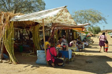 F2016___09021 Marché de Saipina, canne à sucre, mélasse (sirop noir en bouteilles), panela ou rapadura (sucre brut)