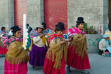 F2016___14415 La Paz, cholitas. Cette tenue inspirée des traditions de l'Altiplano est aujourd'hui une tenue très à la mode et très coûteuse à La Paz (et ailleurs)