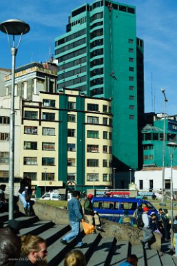 F2016___14456 La Paz, place San Francisco, descente de façade en rappel