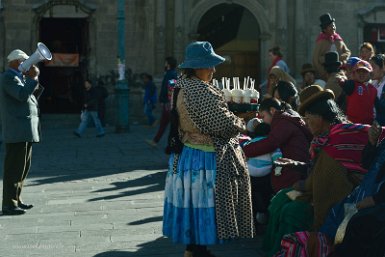 F2016___14471 La Paz, place San Francisco, vendeuse de gélatines à la chantilly