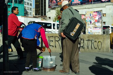 F2016___14482 La Paz, place San Francisco, marchande de mocochinchi, boisson obtenue par décoction de pêches déshydratées accompagnée de sucre, cannelle et clou de girofle...