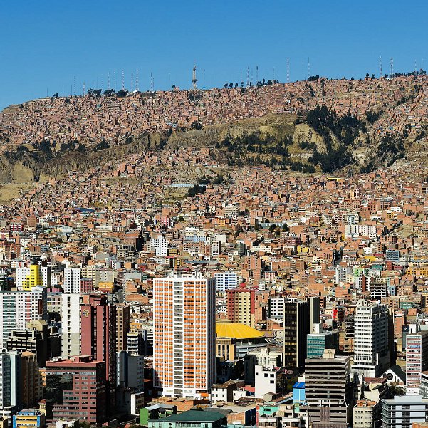La Paz La Paz, capitale politique de la Bolivie depuis 1898, située dans un incroyable canyon creusé par le fleuve Choqueyapu...