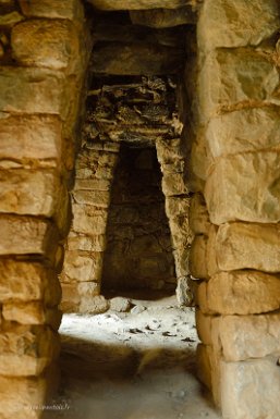 F2016___15032 Lac Titicaca, Ile du Soleil, ruines du palais inca de Pilkokaina. Niches et portes trapézoïdales typiques de l'art inca