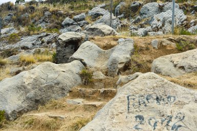 F2016___15036 Lac Titicaca, Ile du Soleil, ruines du palais inca de Pilkokaina. Table de sacrifice