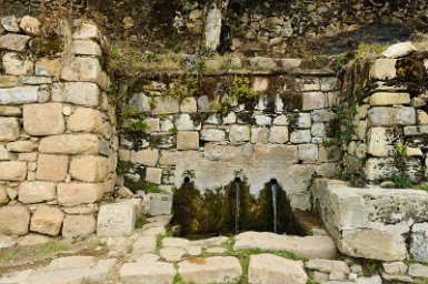 F2016___15050 Lac Titicaca, Ile du Soleil, la fontaine de vie. De droite à gauche : ne pas voler, ne pas mentir, ne pas être fainéant (apparemment tarie pour la Bolivie!)