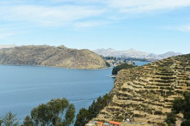 F2016___15054 Lac Titicaca, Ile du Soleil, vue vers Yumpupata et plus loin Copacabana