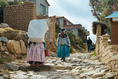 F2016___15060 Lac Titicaca, Ile du Soleil, L'île est piétonne et les habitants, retour de foire, portent parfois de lourdes charges