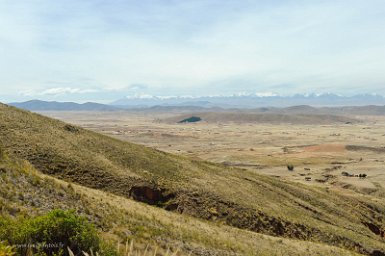 F2016___14809 Vue sur la cordillère royale depuis la route de Tiwanaku