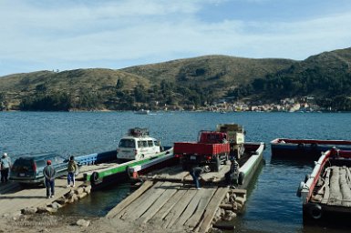 F2016___14822 San Pedro vu de San Pablo par delà le détroit de Tiquina qui sépare le lac mineur du lac principal. Le passage de ce côté est obligatoire si on ne veut pas...