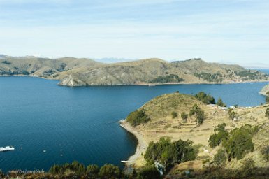 F2016___14850 Vue sur le détroit de Tiquina et la cordillère royale