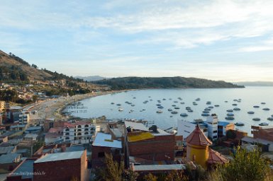 F2016___14858 Lac Titicaca, bord de mer de Copacabana; ça ressemble un peu à la côte d'azur, mais on est à 3800m.