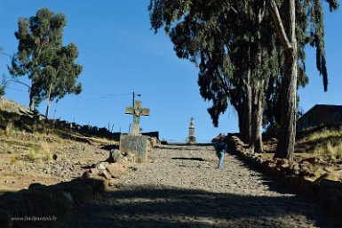 F2016___14866 Copacabana, chemin de croix de montée au calvaire (cerro San Cristobal). En août, chaque jour, des milliers de pélerins péruviens effectuent ce pélerinage et la...