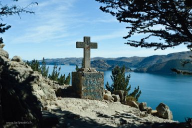 F2016___14901 Copacabana, chemin de croix, 9e station. On peut voir sur le socle et au pied les pierres déposées par les pélerins qui cherchent ainsi le pardon de leurs...