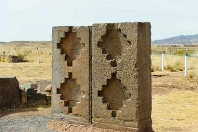 F2016___14742 Tiwanaku, cité du soleil, Kantatallita, pierres redressées comportant des croix carrées, peut-être un calendrier aymara