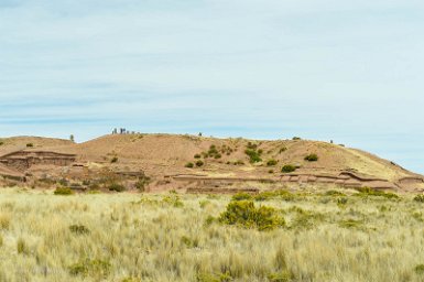 F2016___14749 Tiwanaku, cité du soleil, vue d'ensemble de la grande pyramide d'Akapana, pyramide à 7 niveaux en forme de croix des Andes