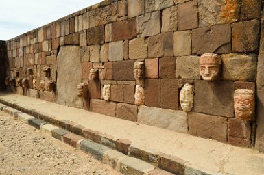 F2016___14753 Tiwanaku, cité du soleil, quelques-unes des 176 têtes du temple semi souterrain