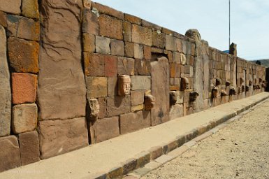 F2016___14756 Tiwanaku, cité du soleil, quelques-unes des 176 têtes du temple semi souterrain