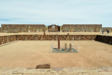 F2016___14762 Tiwanaku, cité du soleil, le temple semi souterrain avec, au fond, le temple de Kalasasaya