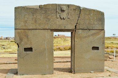 F2016___14768 Tiwanaku, cité du soleil, temple de Kalasasaya, la célèbre porte du soleil