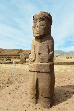 F2016___14769 Tiwanaku, cité du soleil, temple de Kalasasaya, monolithe Fraile, avec une ceinture de crabes et tenant une crosse