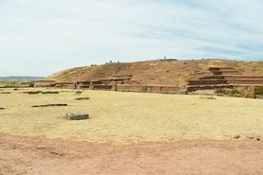 F2016___14770 Tiwanaku, cité du soleil, côté nord de la grande pyramide d'Akapana