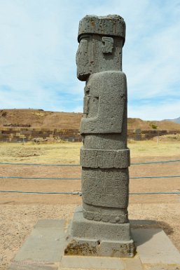 F2016___14771 Tiwanaku, cité du soleil, temple de Kalasasaya, monolithe Ponce, représentant un prêtre, hauteur 3m. La pierre andésite a été amenée sur 100km.