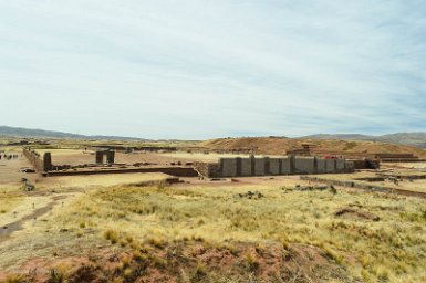 F2016___14781 Tiwanaku, cité du soleil, vue générale sur le temple de Kalasasaya et la pyramide d'Akapana