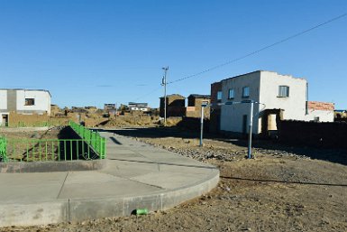 F2016___15378 Chunavi, la nouvelle place n'a pas totalement éradiqué l'ancien terrain de foot!