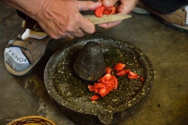 F2016___15426 Tuni, fabrication de la sauce avec quirquiña, chili jaune, poivron et tomates