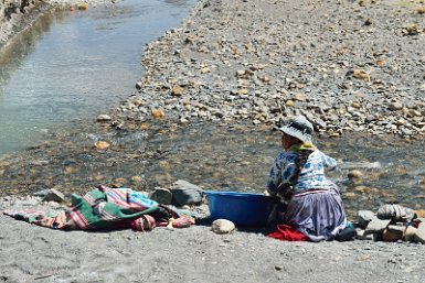 F2016___15438 Tuni, Maribel fait la lessive au bord du torrent