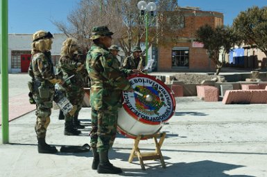 F2016___14395 Curahuara de Carangas, concert militaire. La garnison recèle également un musée militaire ouvert sporadiquement, retraçant les horreurs commises ici contre les...