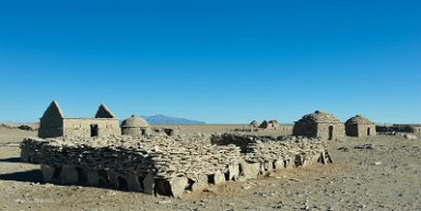 F2016___13806 Village de Ouel Qarani, ferme abandonnée. Noter les pierres plates verticales, au pied des enclos à lamas, qui servent à laisser passer le sable avec le vent et...