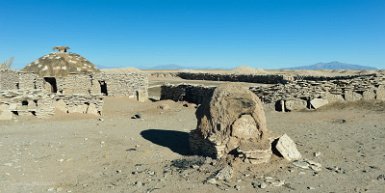 F2016___13812 Village de Ouel Qarani à l'entrée du pays chipaya, ferme abandonnée. Le four