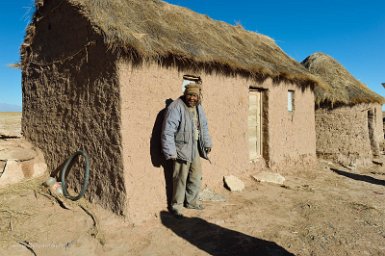 F2016___13816 Pedro Condori (78 ans) devant sa ferme. Le peuple chipaya qui vit ici serait descendant de la civilisation de Tiahuanaco