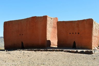 F2016___14028 Près de la Lagune Sakewa, complexe funéraire de Wila Chullpa, sépultures de culture Carangas (1210-1380). La partie funéraire n'est qu'une toute petite partie...